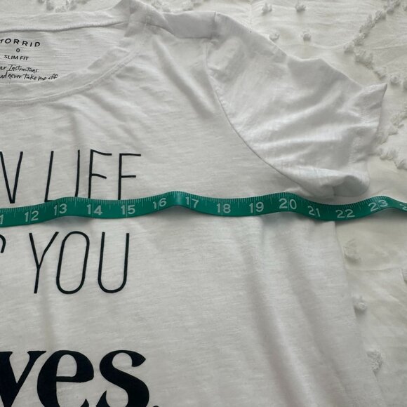 Torrid Slim Fit Graphic Tee “When Life Gives You Curves, Flaunt Them” Size 0 (L) - Picture 7 of 8